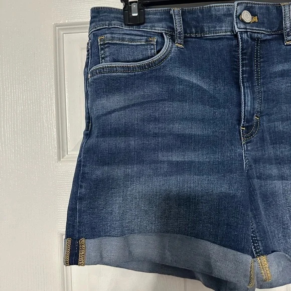 White House Black Market Roll-Cuff Women's Denim Shorts - Picture 2 of 9